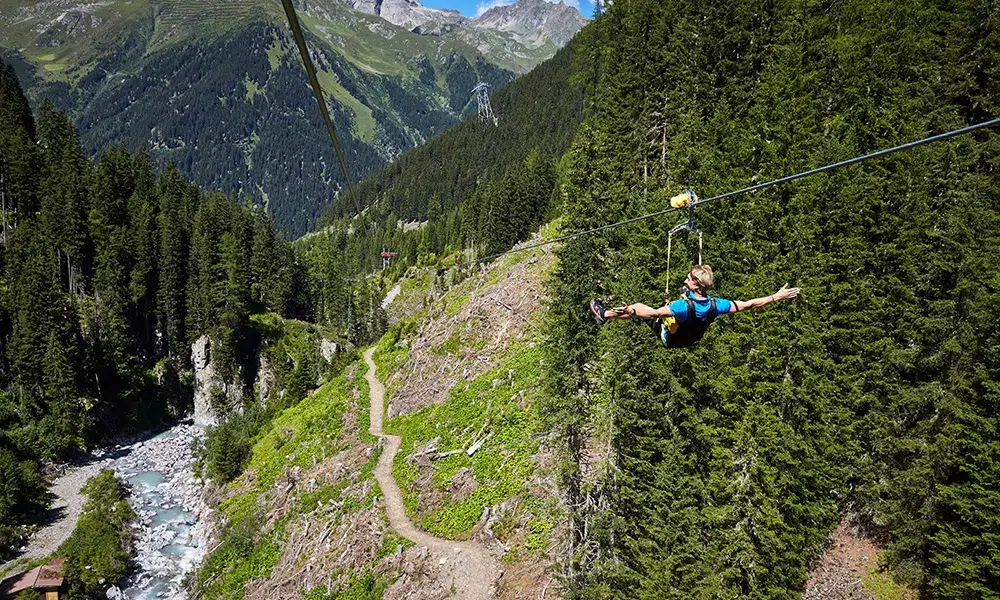 Fliegen durch Tirols Berglandschaften 02